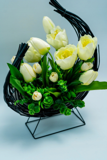 Elegantná kvetinová kompozícia s kremovými tulipánmi a originálnym dizajnom